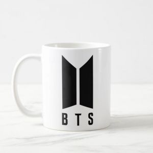 כוס עם הסמל של BTS